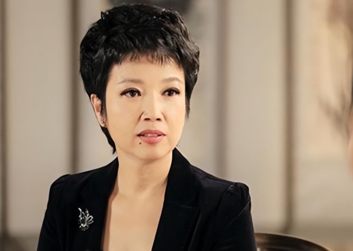 回顾主持人黄薇和蔡国庆青梅竹马照顾瘫痪父亲母亲让她落泪