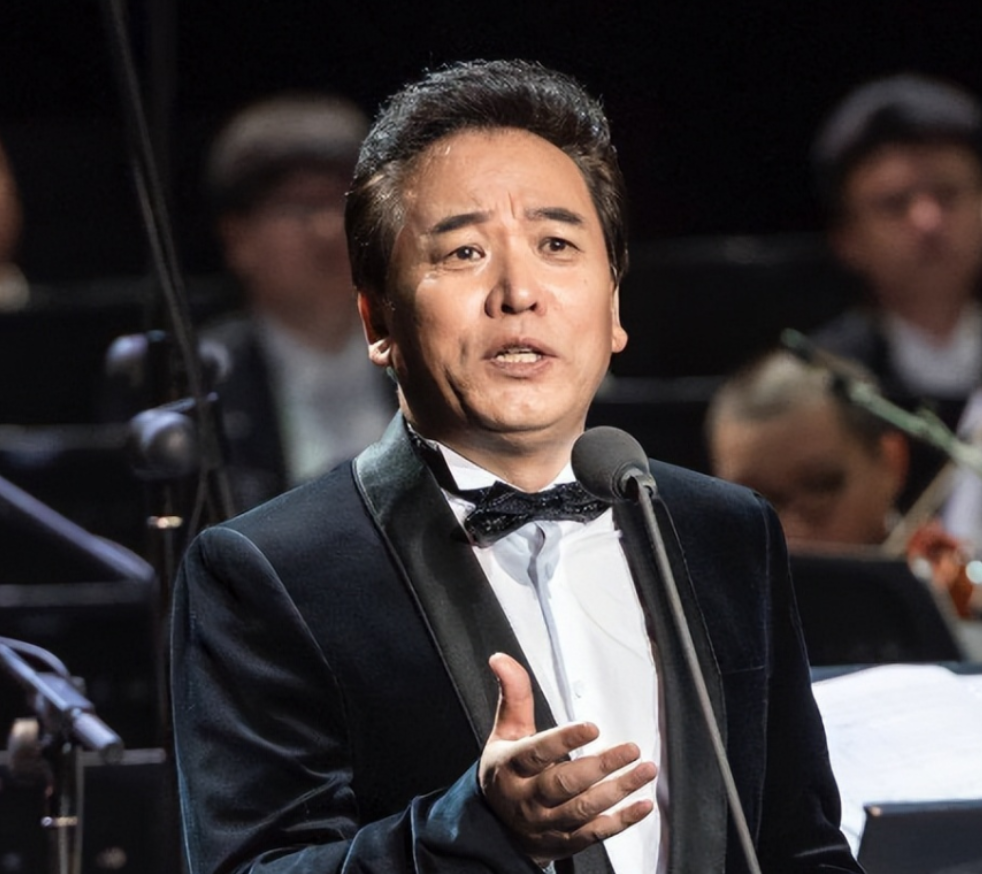 回顾歌唱家佟铁鑫与前妻离婚独自抚养儿子40岁带着儿子再婚