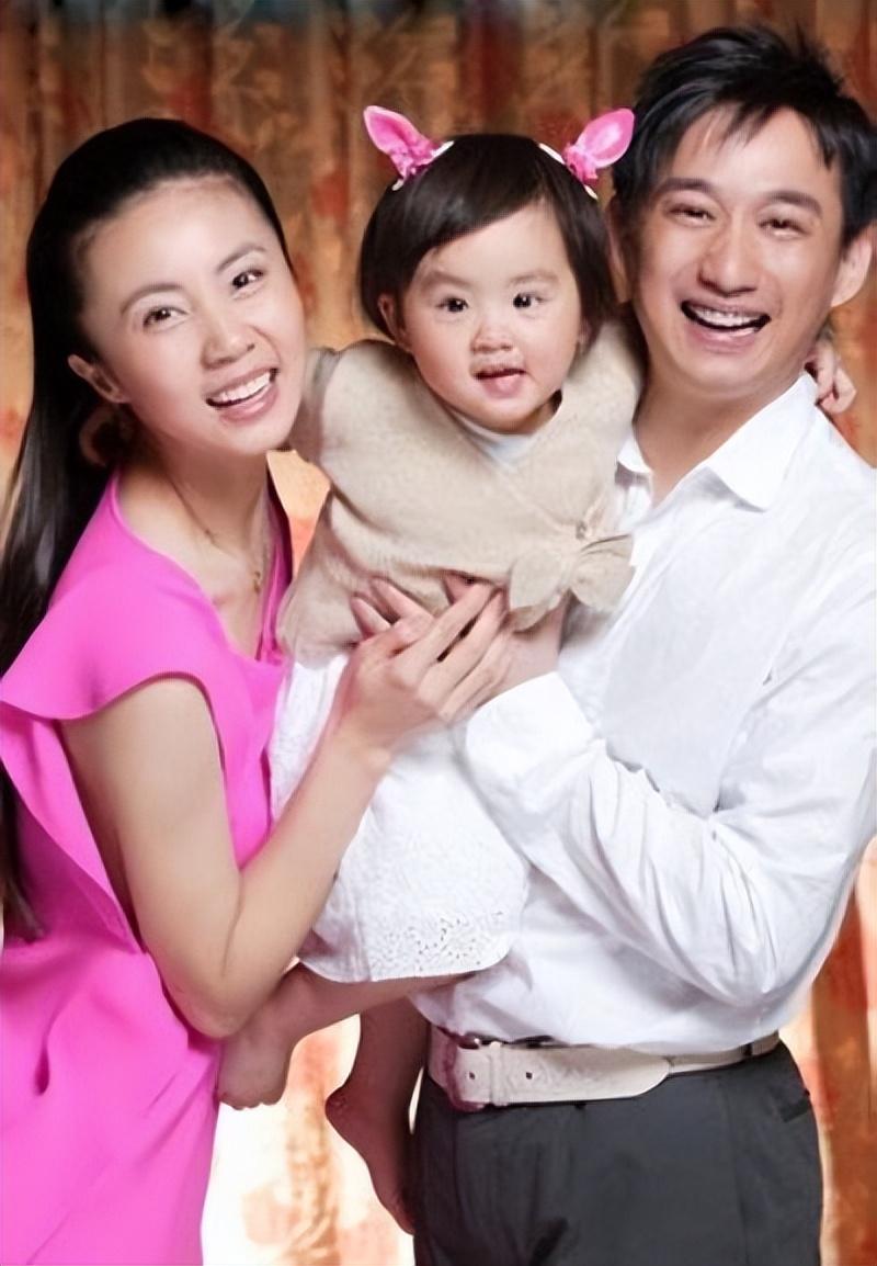 回顾演员孙莉嫁大6岁黄磊婚后连生三胎如今一家其乐融融