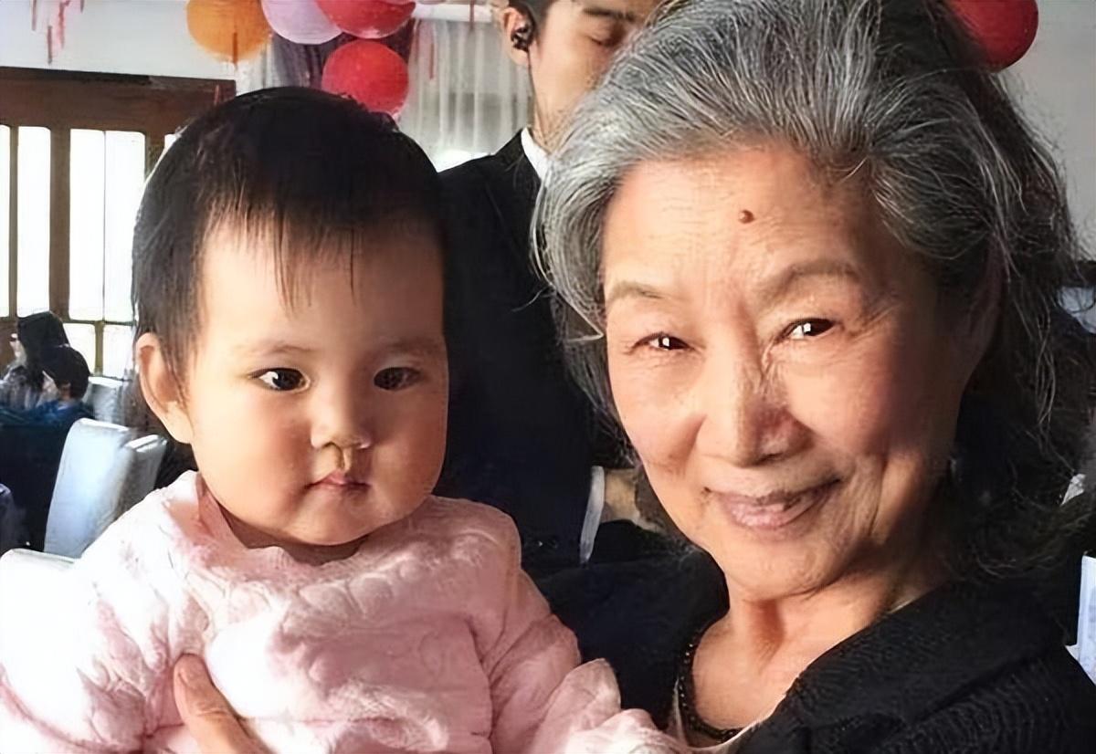 回顾吕中嫁同学恩爱一生今儿子儿媳是她的骄傲女儿是国人骄傲