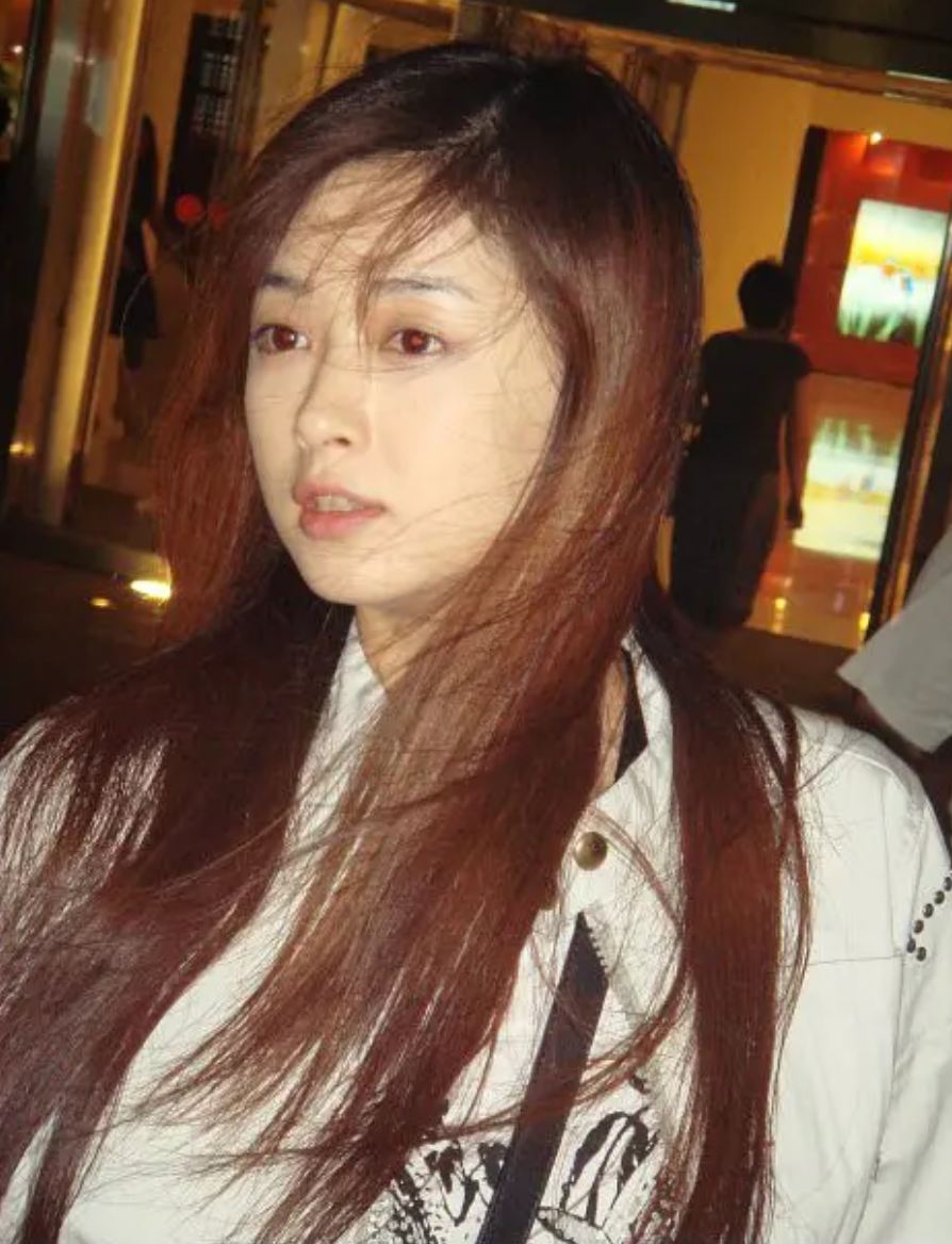 回顾蒋欣8岁拍戏16岁带着父母北漂28岁才成名