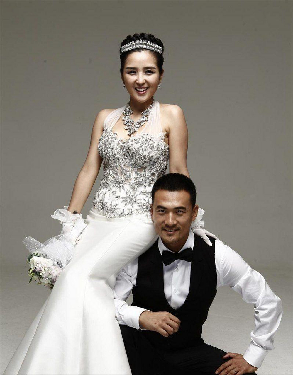 [原文:何洁释小龙分手13年后,.