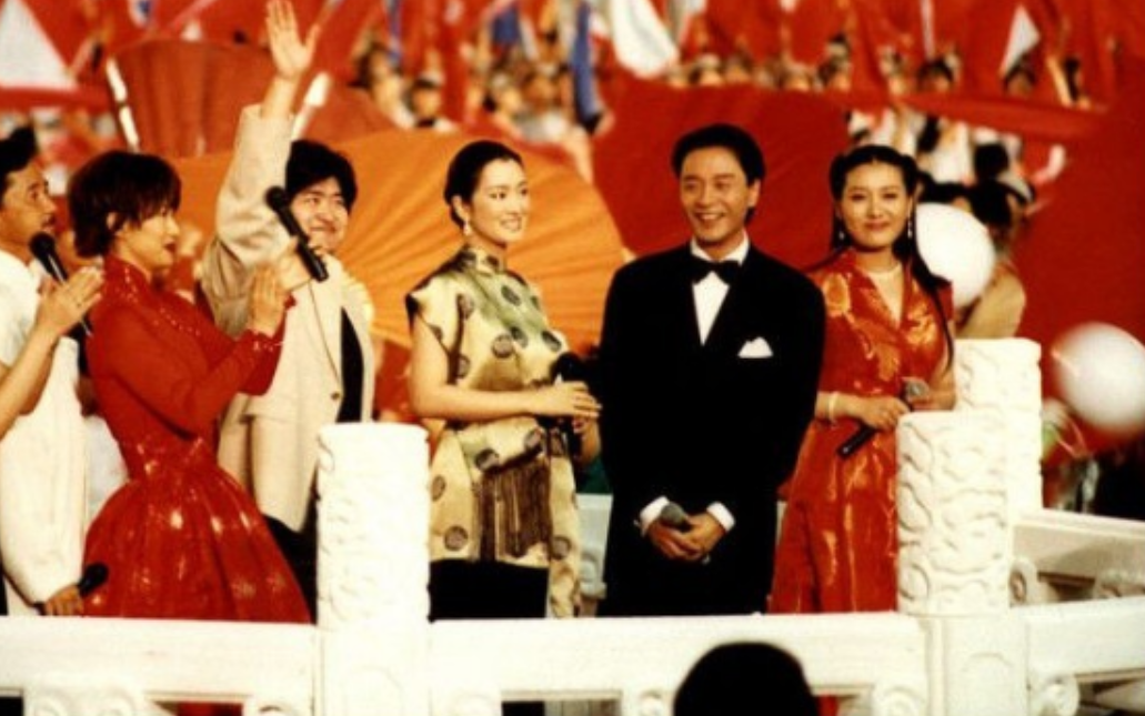 回顾谭晶感恩父母的付出成名后给爸妈补办婚礼37岁为爱生女