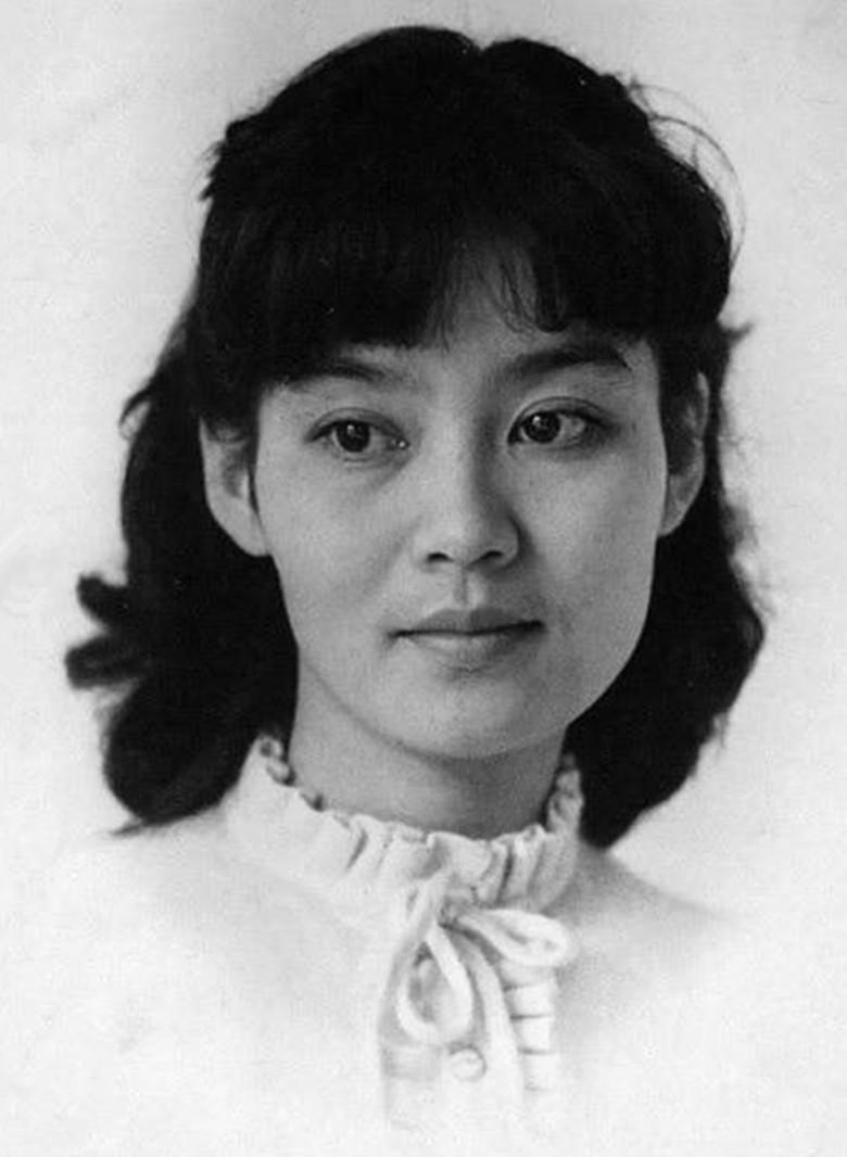 回顾影后潘虹32岁离婚至今没有再婚享受一个人的生活