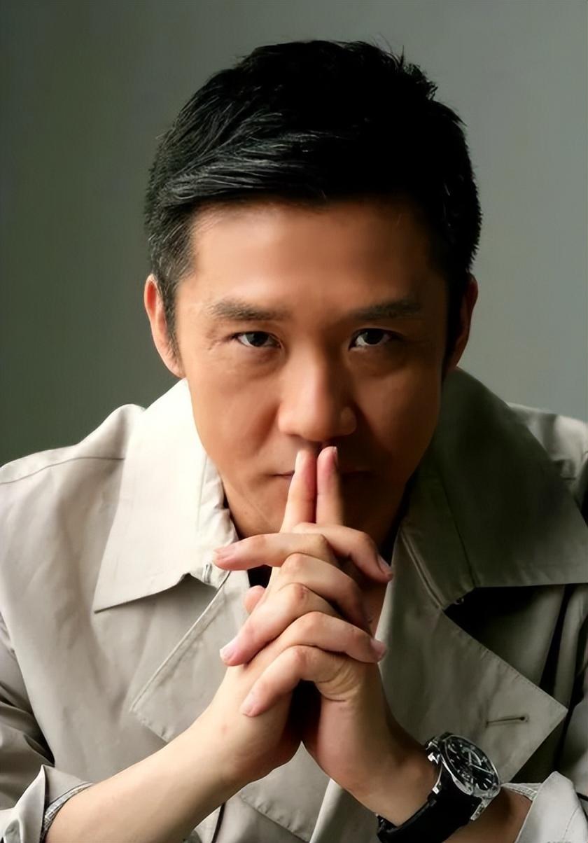 回顾黄志忠靠前妻走红婚后抛弃结婚13年的妻子如今52岁仍单身