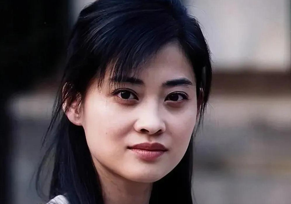 出生于南京的梅婷从小就是在父母的宠爱下长大的,她从小就十分漂亮,一