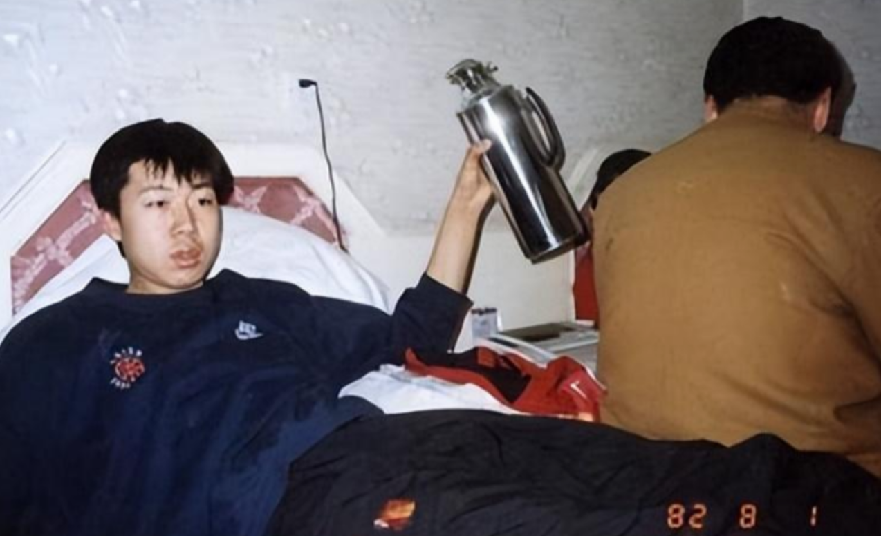 回顾王治郅人生坎坷离婚后42岁再婚小娇妻儿子是篮坛小巨人