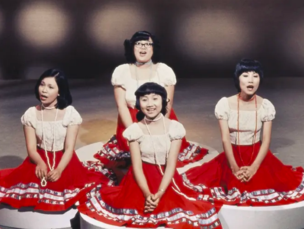 无线电视台推出了《难忘今宵》节目,在70年代初,女性歌手组合四朵金花