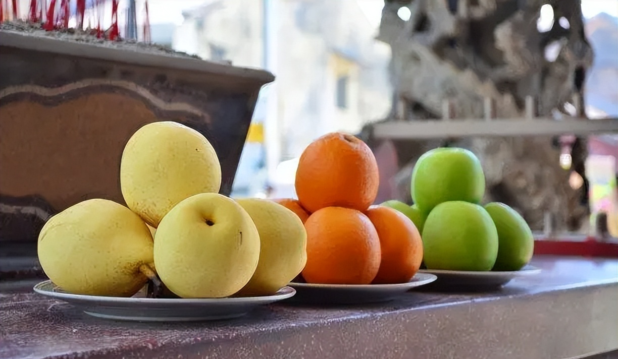 中元节与三月三,清明节,寒衣节,被民间统称为"四大鬼节",是祭祀祖先的