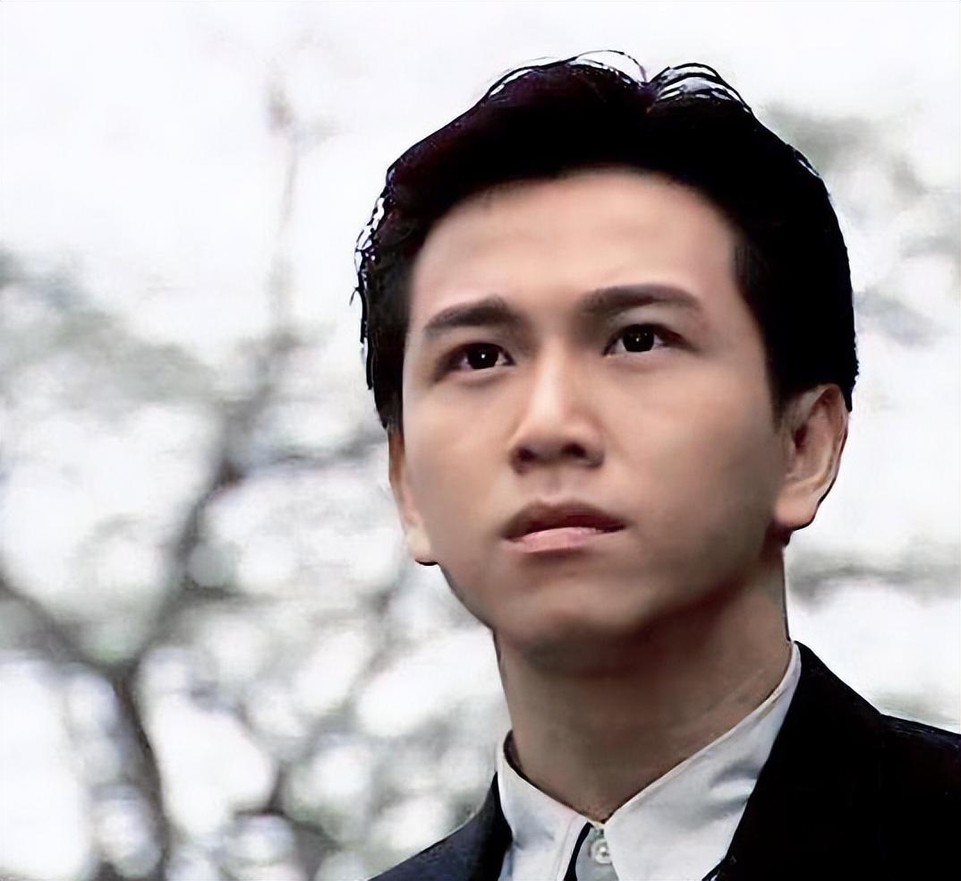 尽管家庭条件并不富裕,但温兆伦从小就对音乐产生了浓厚的兴趣.