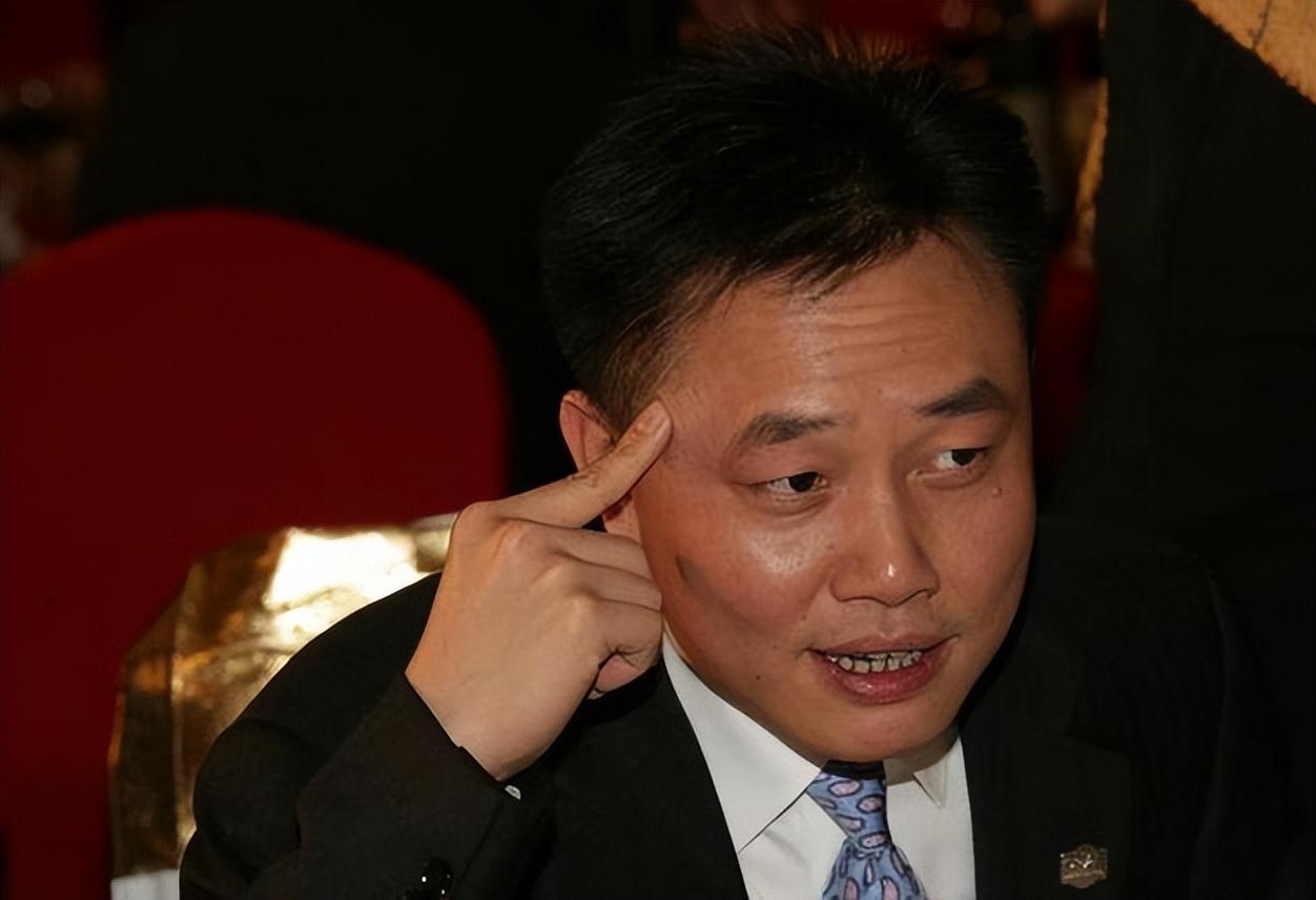 回顾中专生张志铭给首富开车因长相被首富妹妹看上赚65亿身家