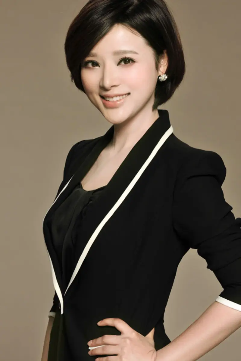 回顾主播胡蝶嫁大12岁导演丈夫婚后生一男一女如今幸福美满