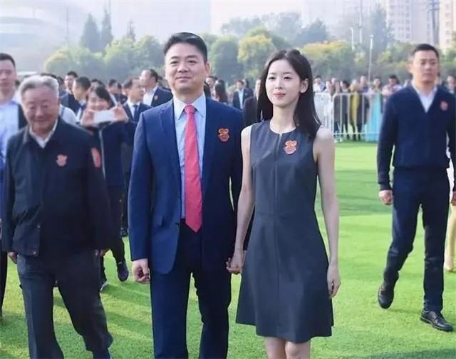 回顾章泽天爸爸章丽厚比刘强东大10岁20世纪初身价过亿实力雄厚