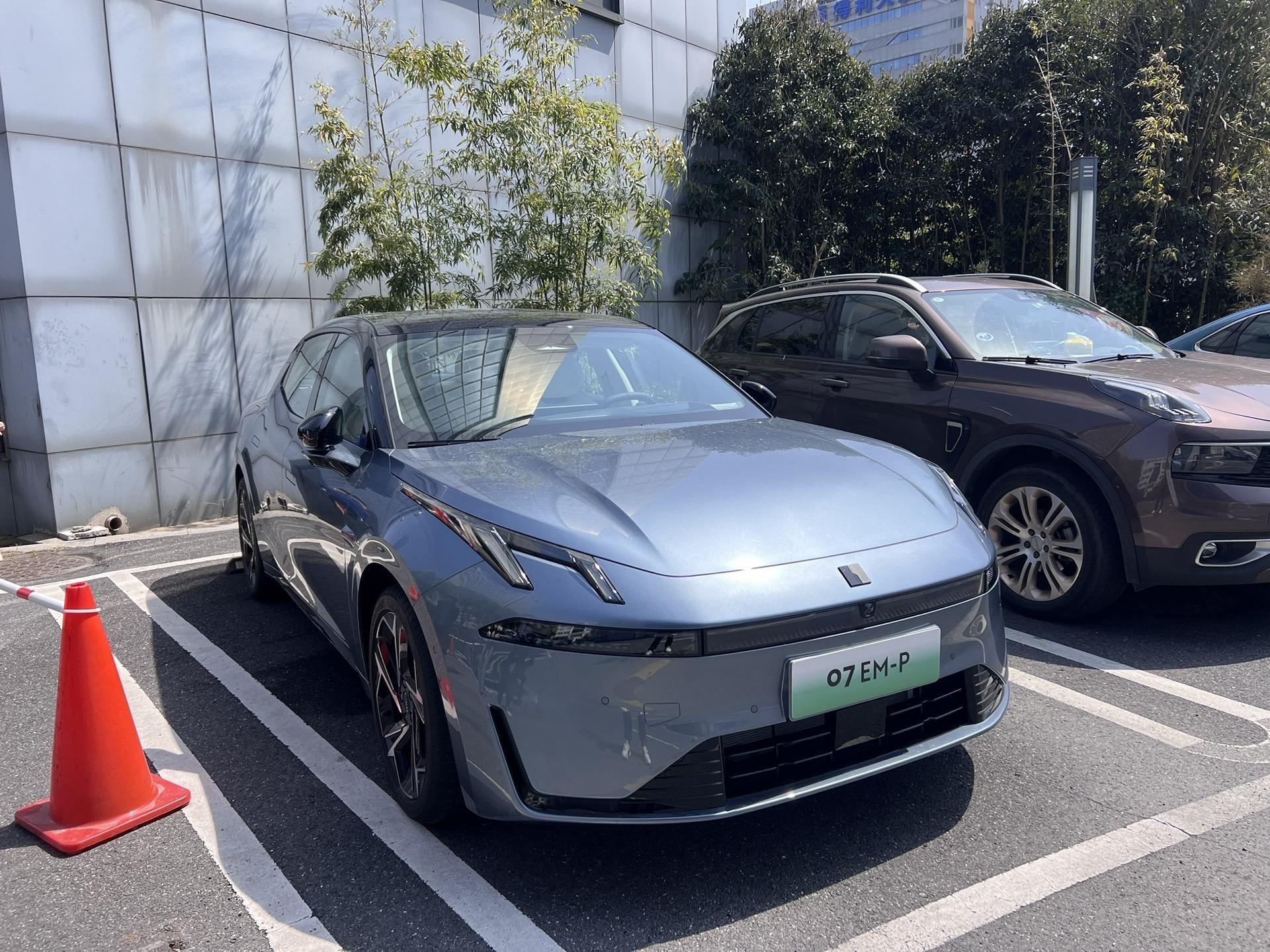 首批领克07 em-p展车陆续到店,配置拉满运动感强,卖多少合适?