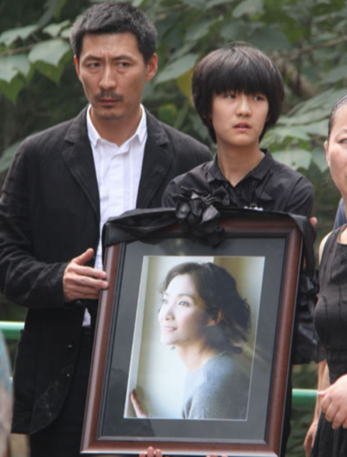 回顾演员李婷患癌去世9年后前夫带女儿二婚弟弟着急争家产