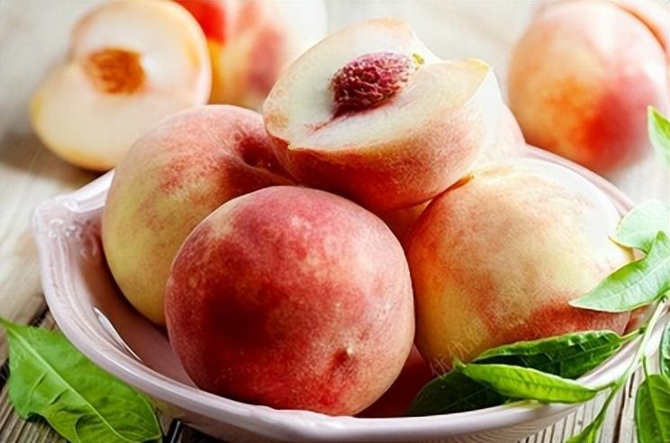 中元节与三月三,清明节,寒衣节,被民间统称为"四大鬼节",是祭祀祖先的