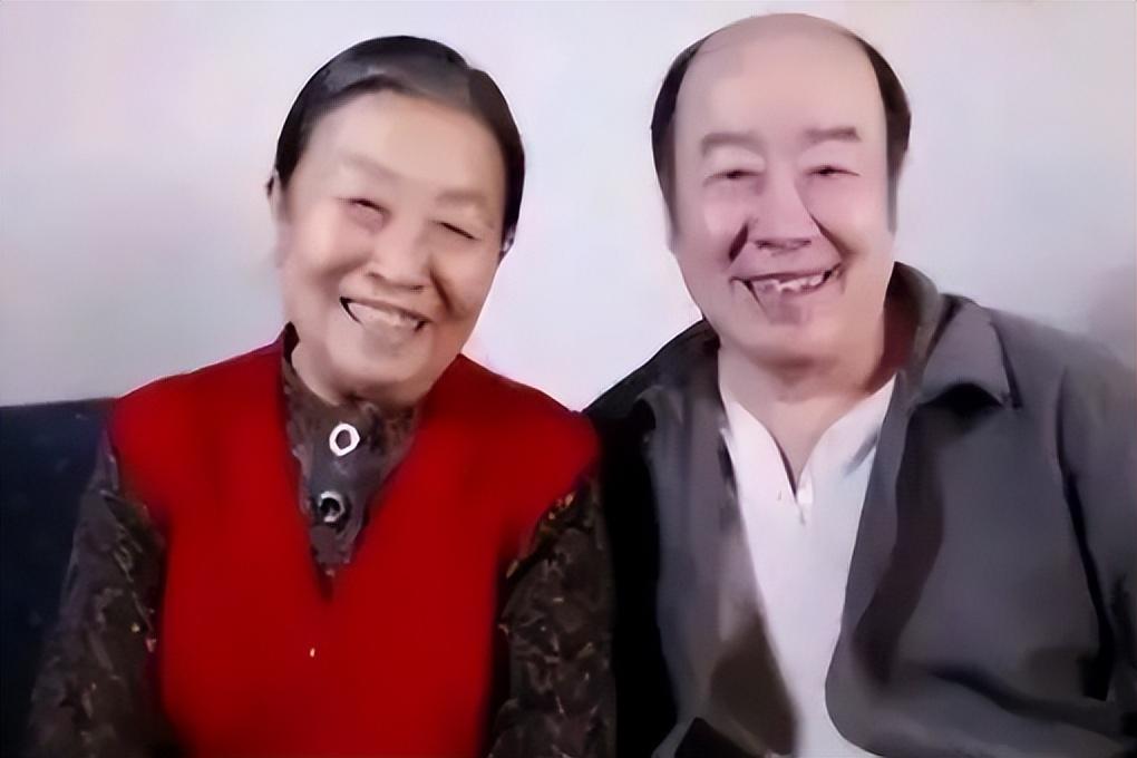 回顾丑娘张少华生前带病工作去世后丈夫的坚持让人泪目