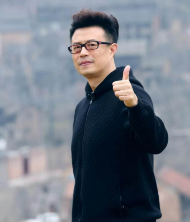 回顾白燕升妻子因车祸致六级伤残高龄为其生两胎婚姻幸福美满