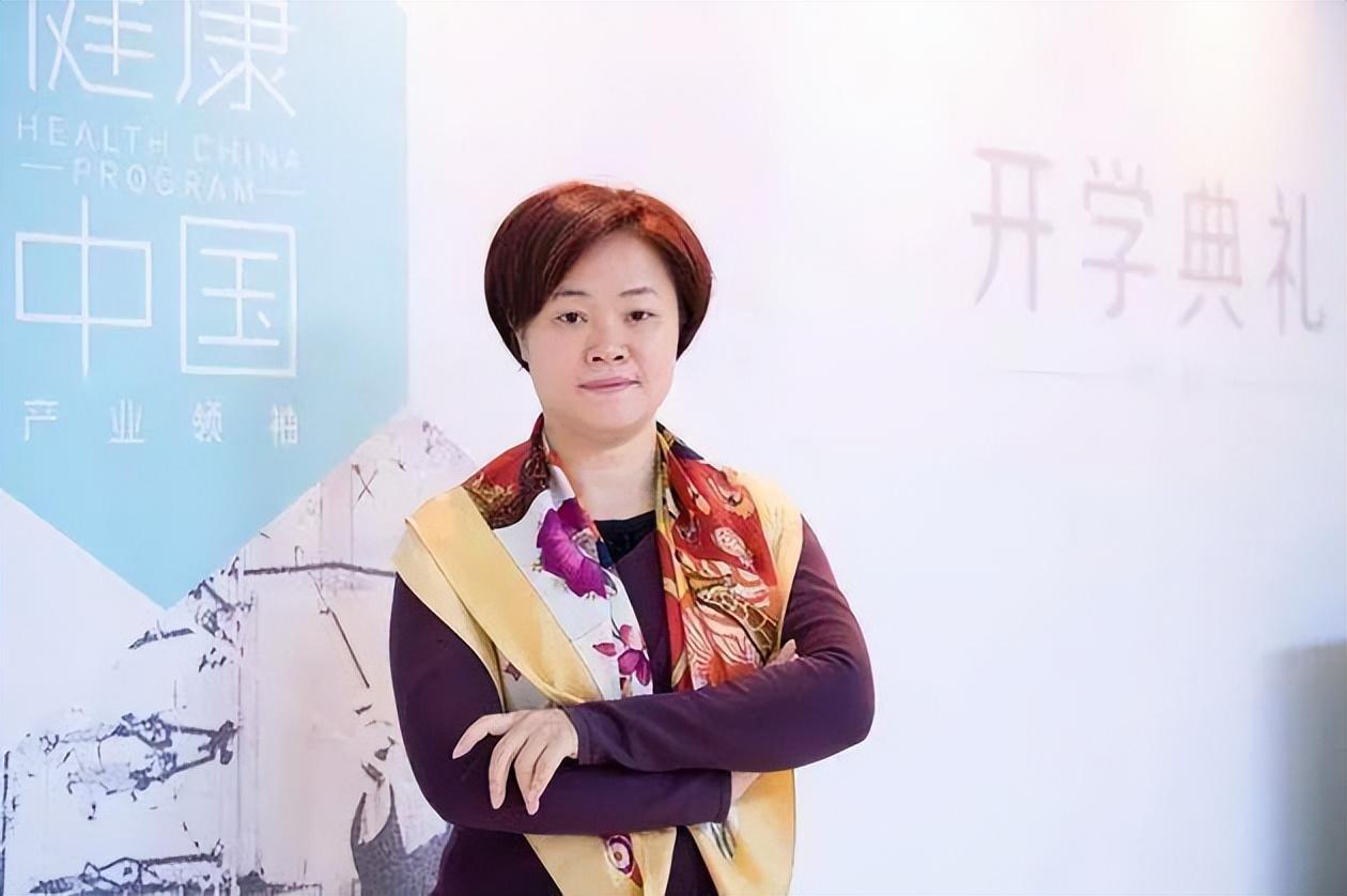 回顾中专生张志铭给首富开车因长相被首富妹妹看上赚65亿身家