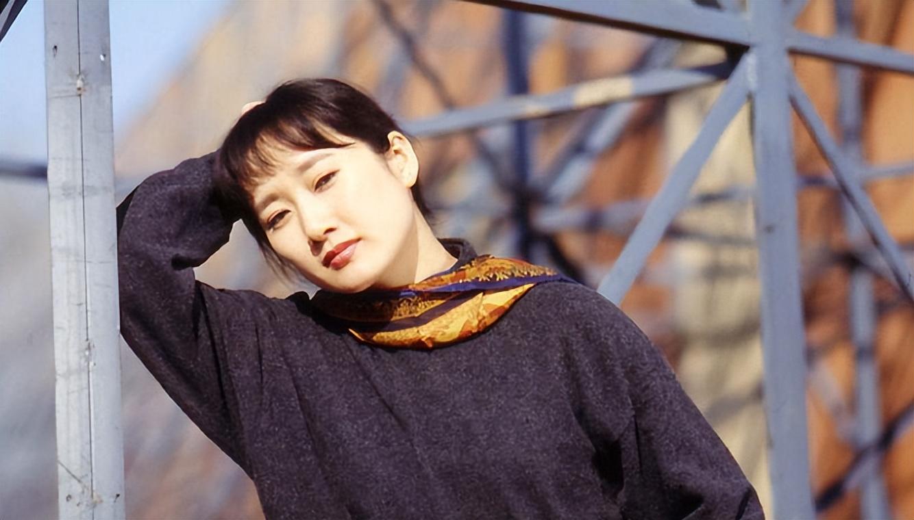 回顾王刚前妻成方圆两次婚姻失败一生无儿女62岁表示有遗憾