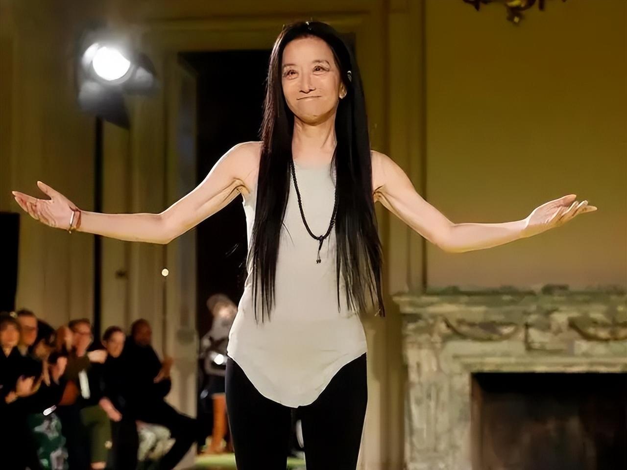 时尚魔女王薇薇63岁离婚与27岁小鲜肉热恋她活成了女王