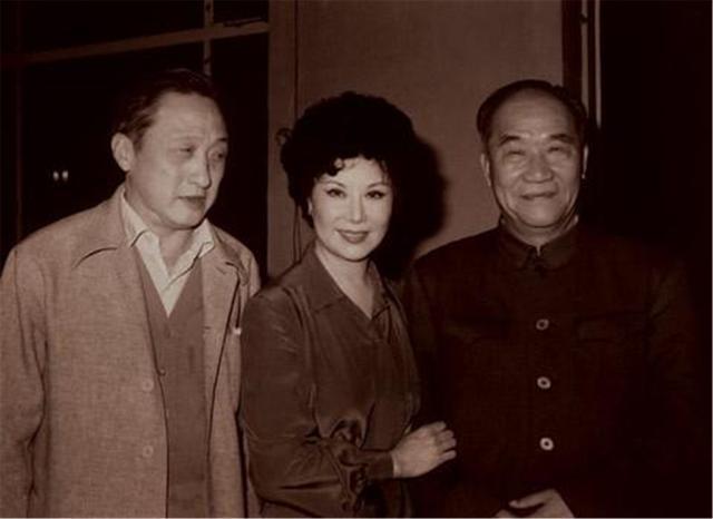黄宗江 李丽华 侯宝林严俊原本是要与李丽华一起回祖国探亲访友的,因