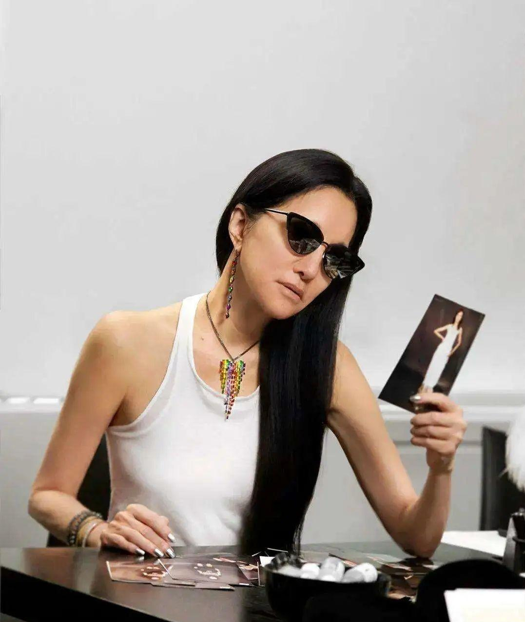 时尚魔女王薇薇63岁离婚与27岁小鲜肉热恋她活成了女王