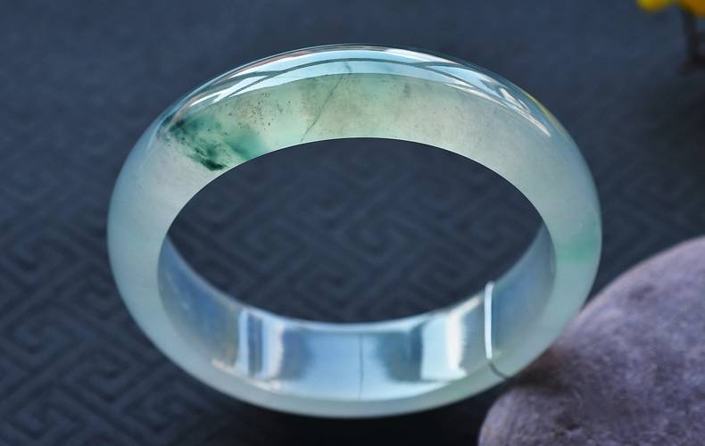 翡翠高货展一对8位数满绿手镯让人挪不开眼