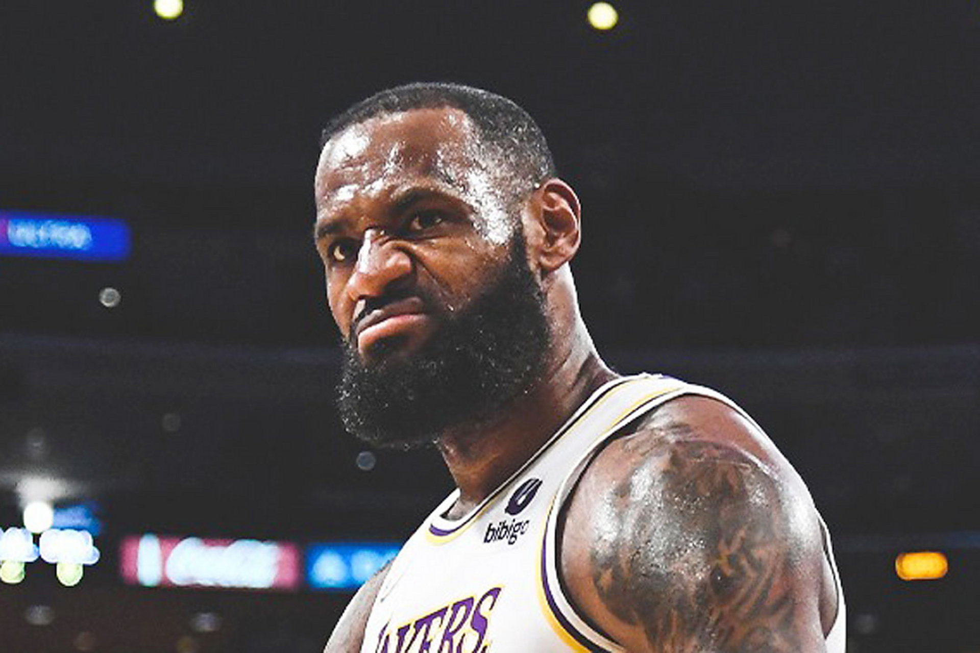 nba球星詹姆斯霸气侧漏,对手闻其名字都瑟瑟发抖!