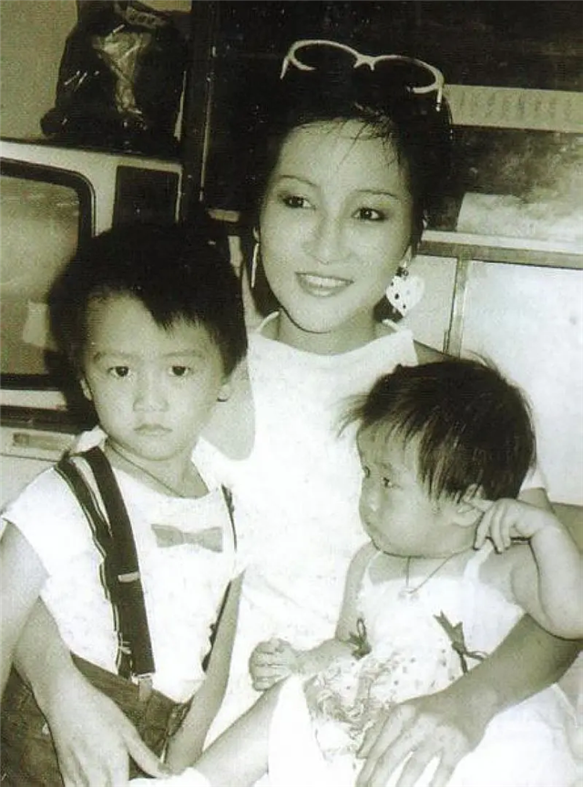 回顾狄波拉前夫是谢贤儿子是谢霆锋如今70岁婚姻幸福