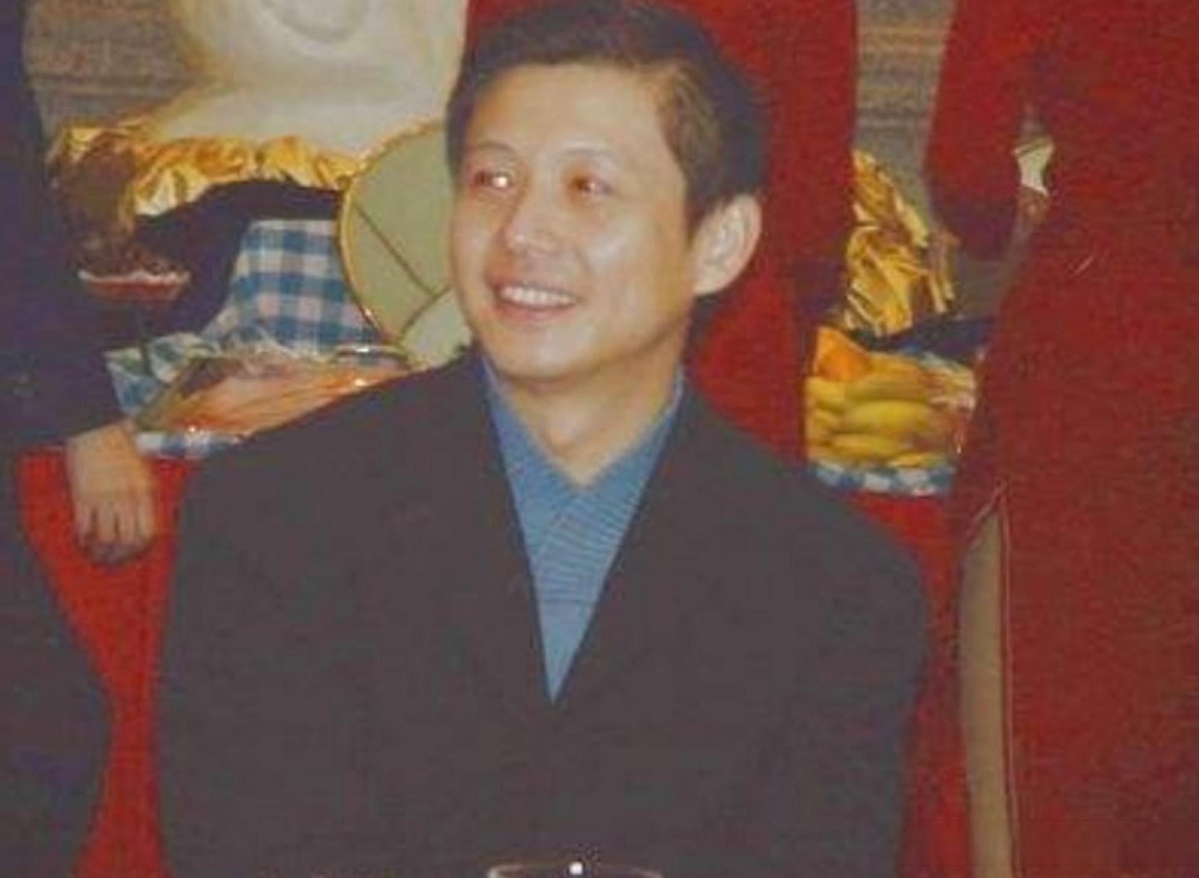 程前还在广东电视台的时候,认识了太平洋艺术团的歌手王跃.