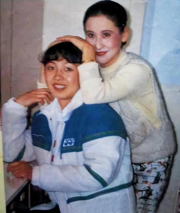 回顾歌唱家远征80年代红极一时离婚后远嫁美国如今怎样了