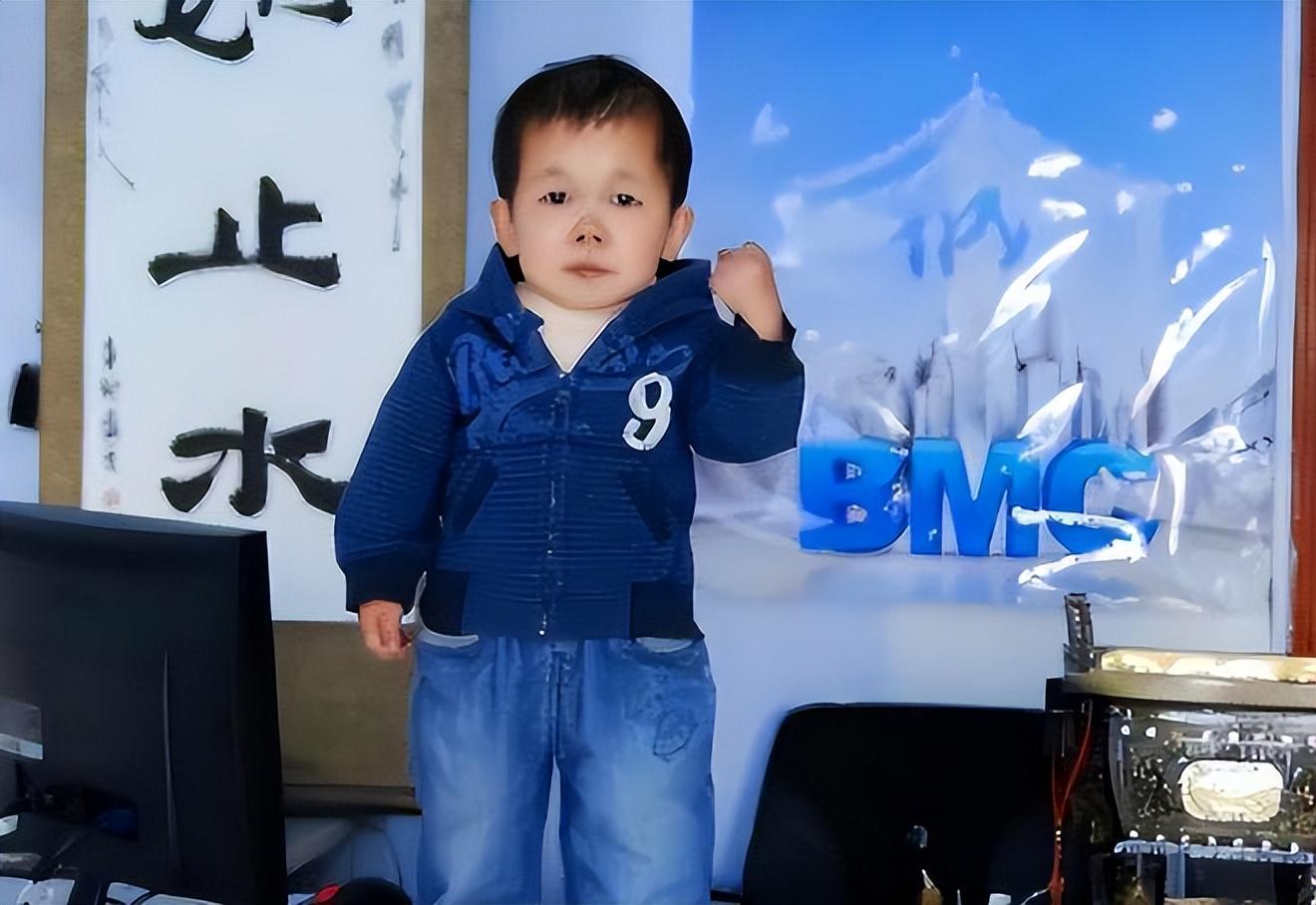 回顾袖珍人吴康,外表酷似小孩,实则36岁,如今靠拼图发家致富!