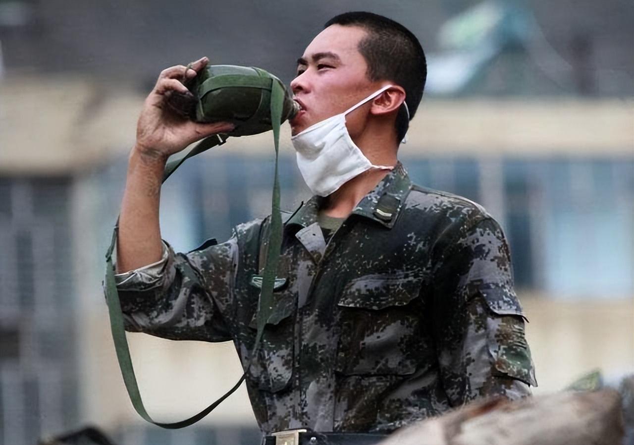 回顾小装备见证国力崛起我国军用水壶70多年里经过了哪些变迁