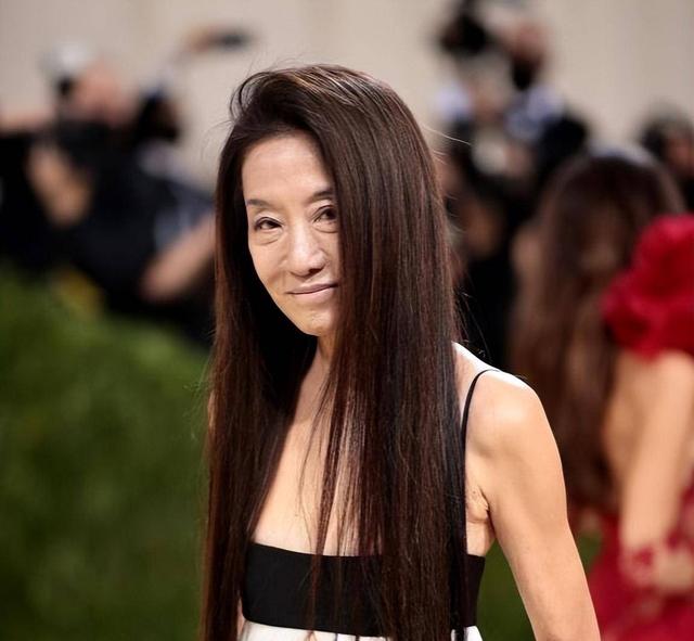 时尚魔女王薇薇63岁离婚与27岁小鲜肉热恋她活成了女王