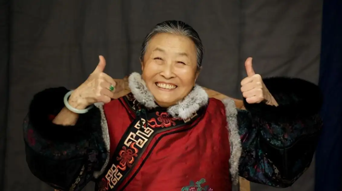 回顾丑娘张少华生前带病工作去世后丈夫的坚持让人泪目