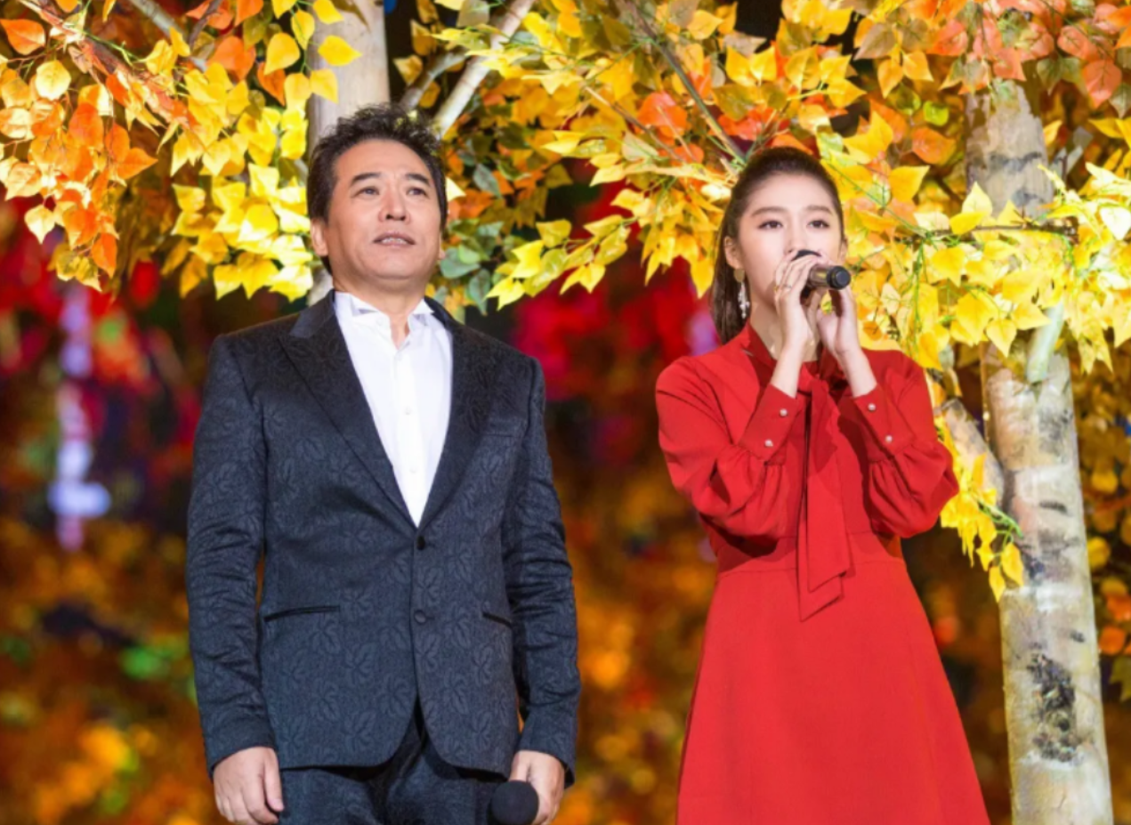 回顾歌唱家佟铁鑫与前妻离婚独自抚养儿子40岁带着儿子再婚