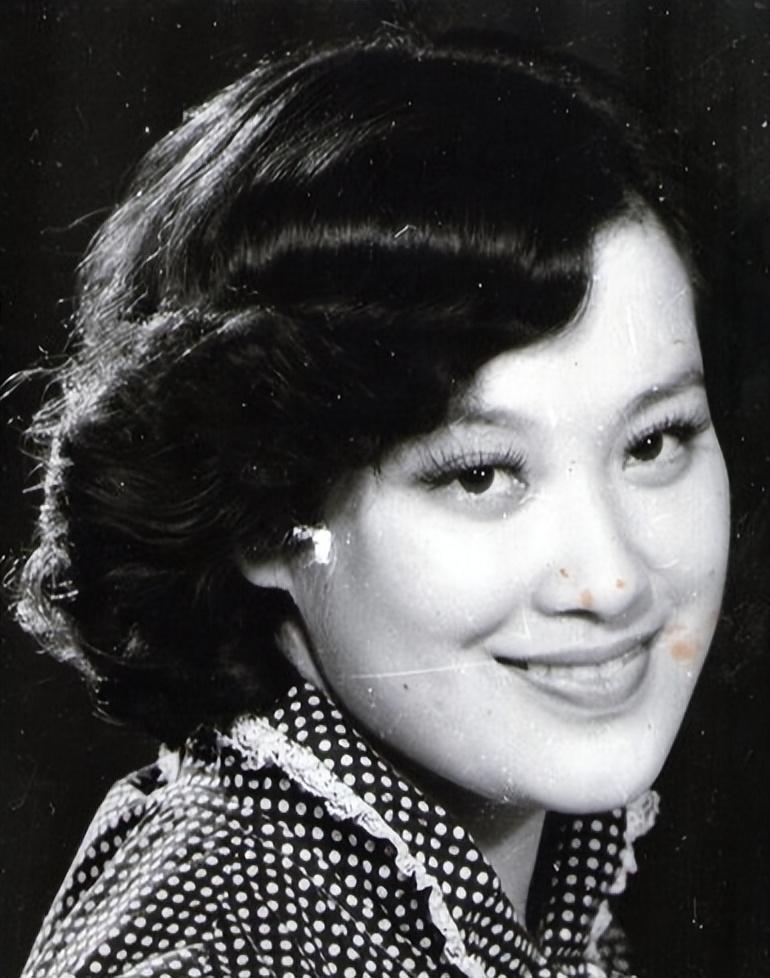 回顾索宝莉因一首歌走红为丈夫屈建远嫁身世凄苦病逝异乡