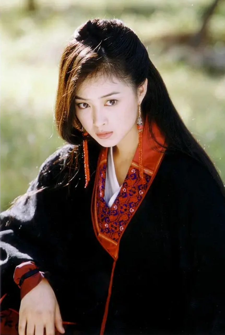 回顾蒋欣8岁拍戏16岁带着父母北漂28岁才成名