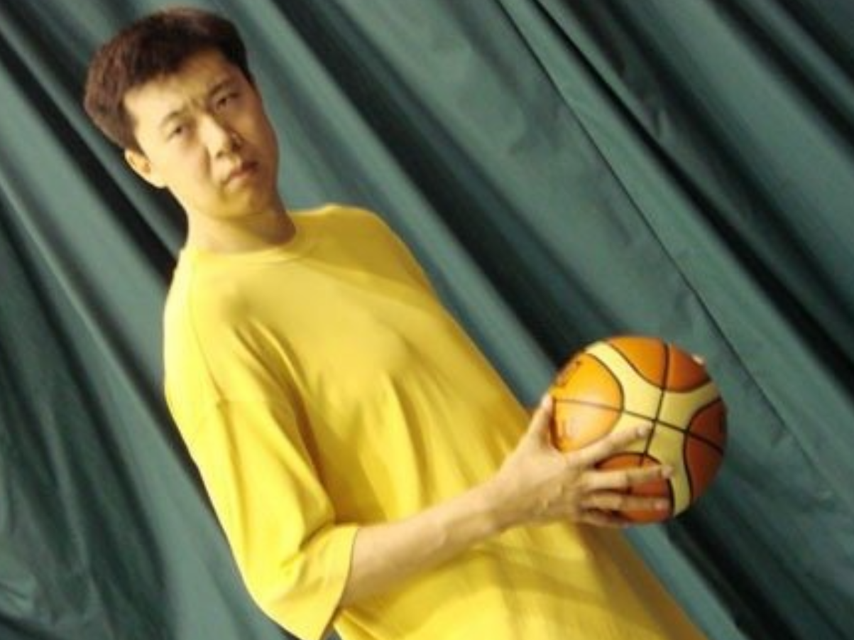 回顾王治郅人生坎坷离婚后42岁再婚小娇妻儿子是篮坛小巨人