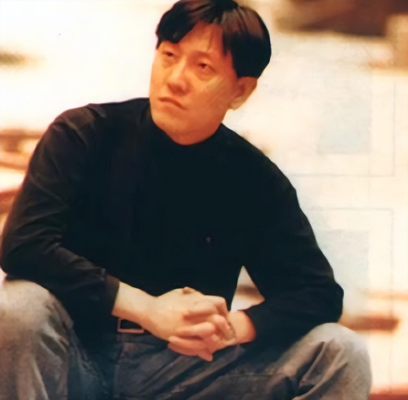 当时港台流行歌曲在校园里随处可闻,韩磊很喜欢齐秦的歌.