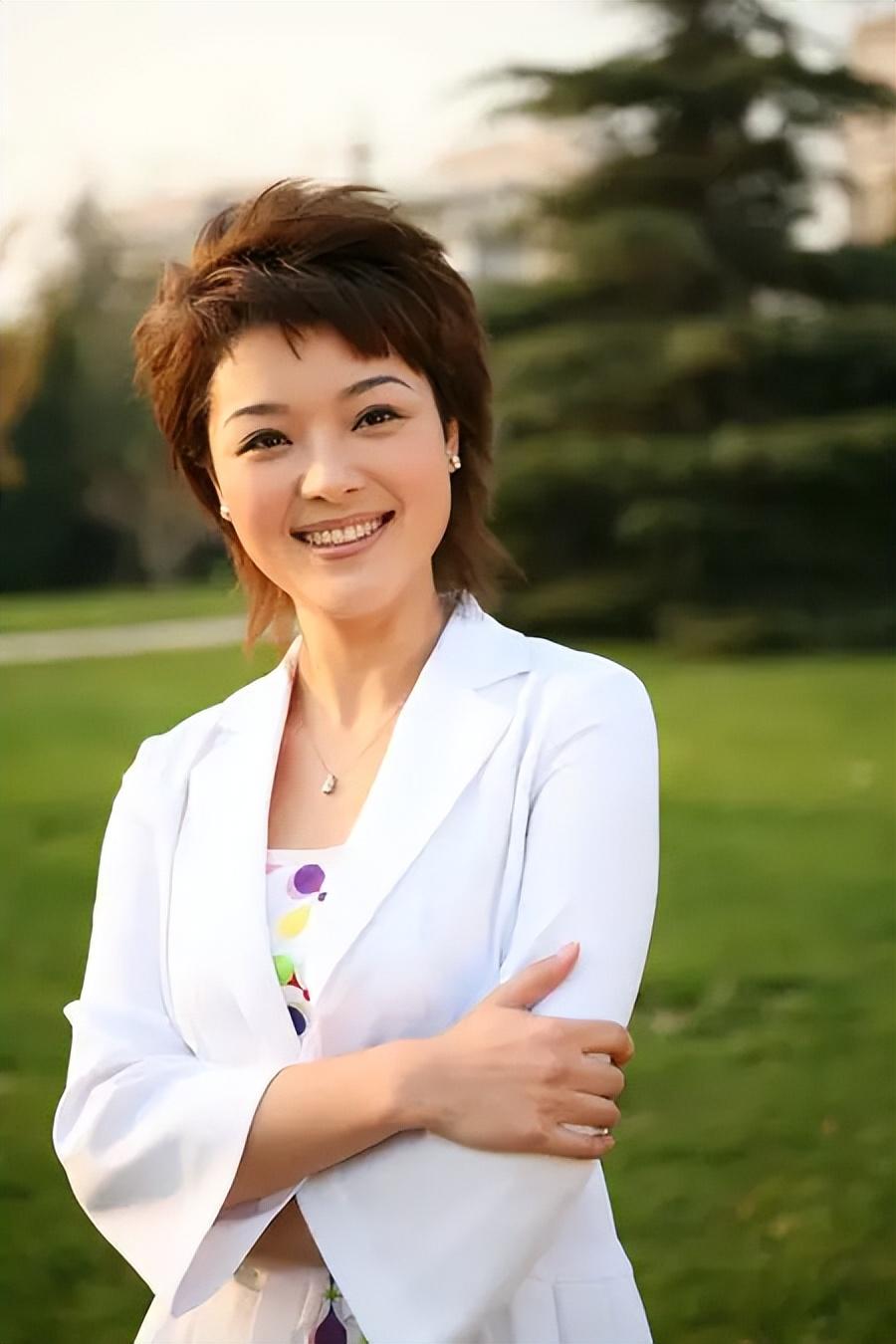 回顾主播胡蝶嫁大12岁导演丈夫婚后生一男一女如今幸福美满