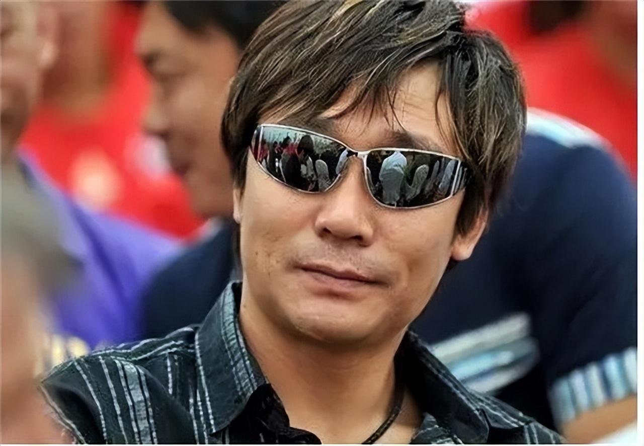 回顾前国脚高峰与那英恋爱却出轨曾2次入狱今成俱乐部老板