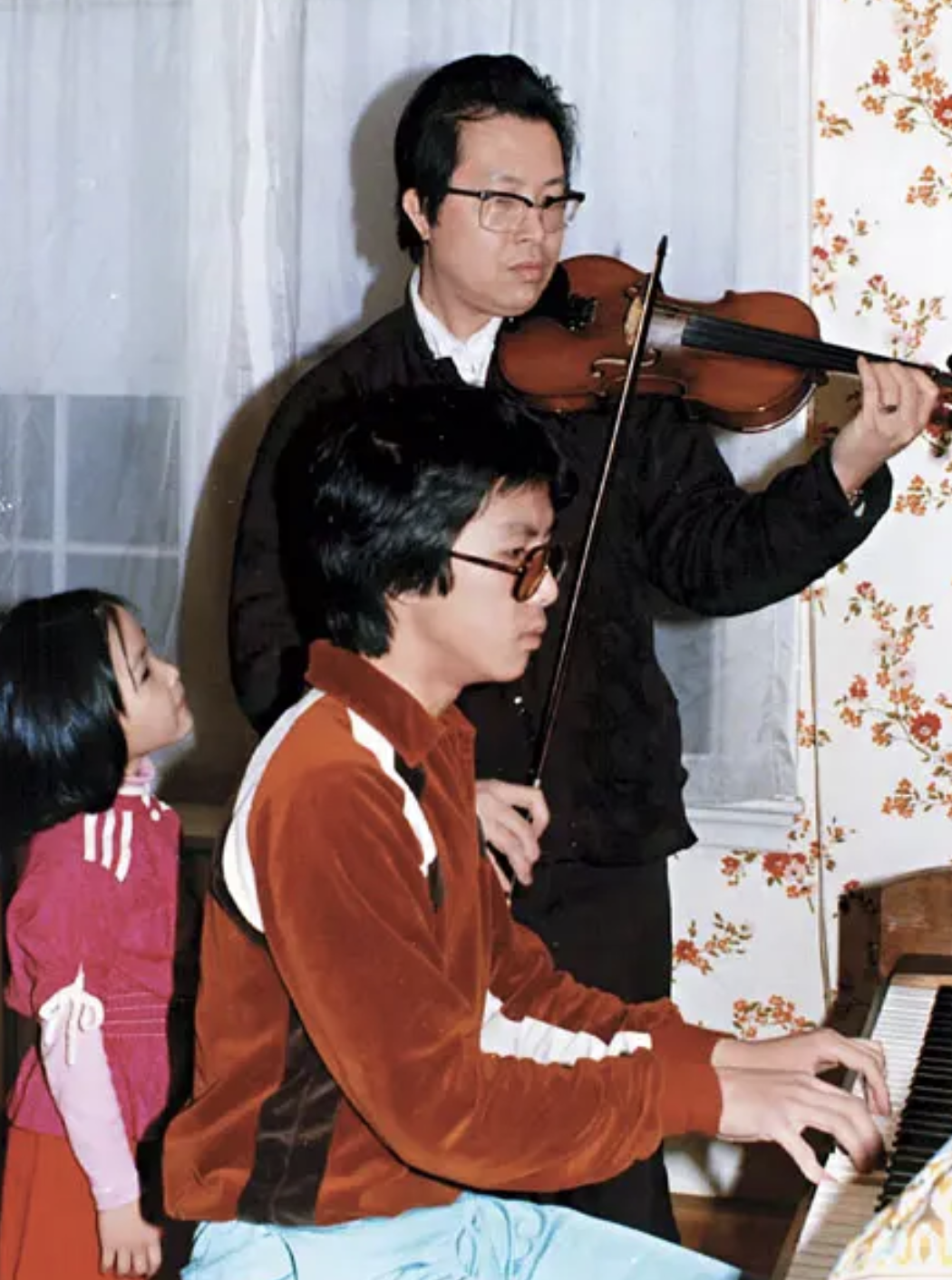 甄子丹的母亲麦宝婵是著名的国际武术家,还是一个太极拳宗师,创办了