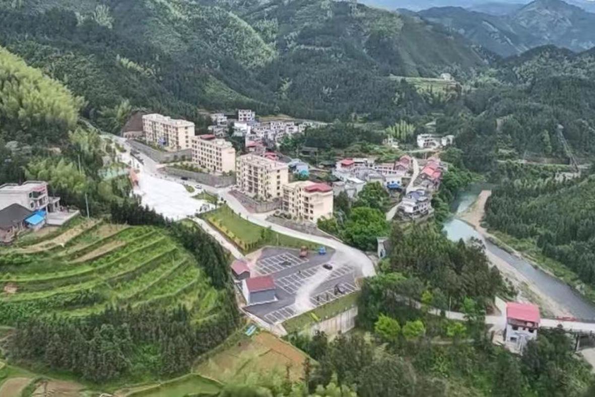 逃进树林后不久就遭到四方八面的袭击,在一阵荒乱的逃跑和躲蔽后,大