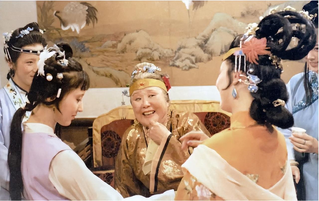 宝钗和宝玉成婚贾元春送来一匹锦贾母见后大吃一惊贾府完了