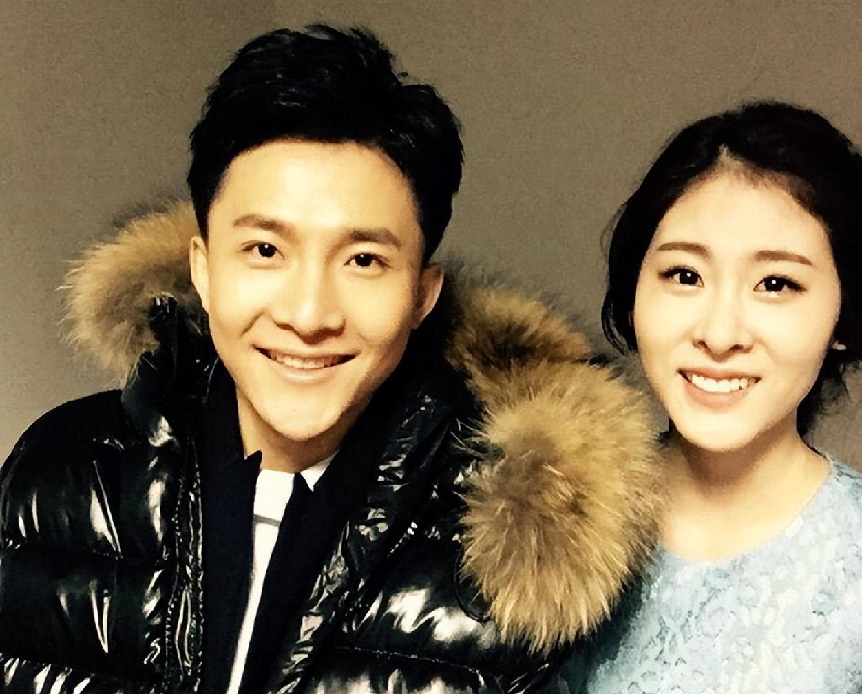 回顾边策央视帅哥主持32岁前途无量谁料和母亲通话后从8楼跳下