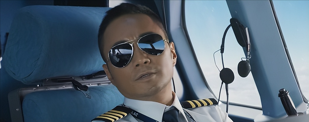 回顾英雄机长刘传建34分钟救128人为何着陆后半年没复飞