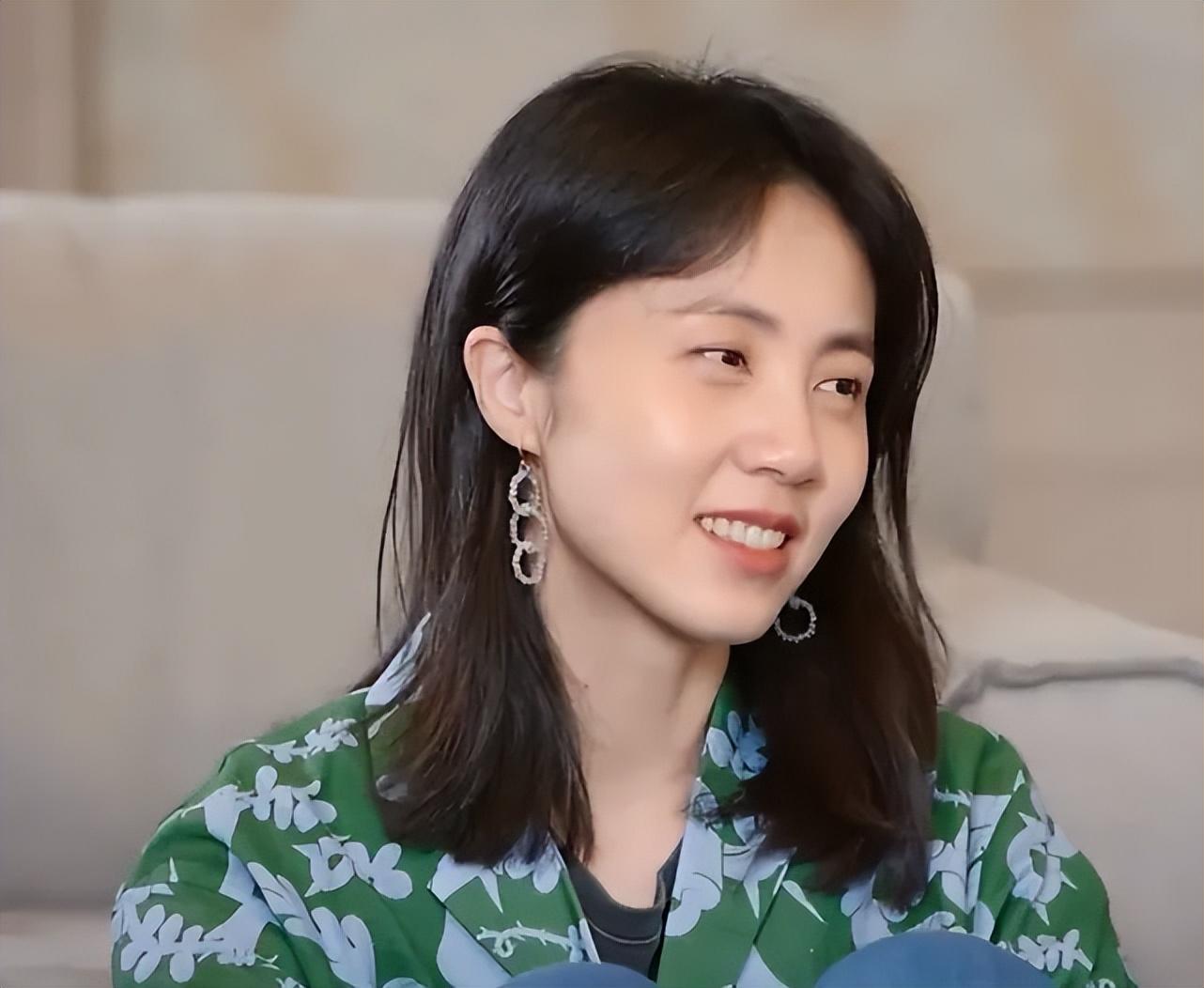 回顾演员孙莉嫁大6岁黄磊婚后连生三胎如今一家其乐融融