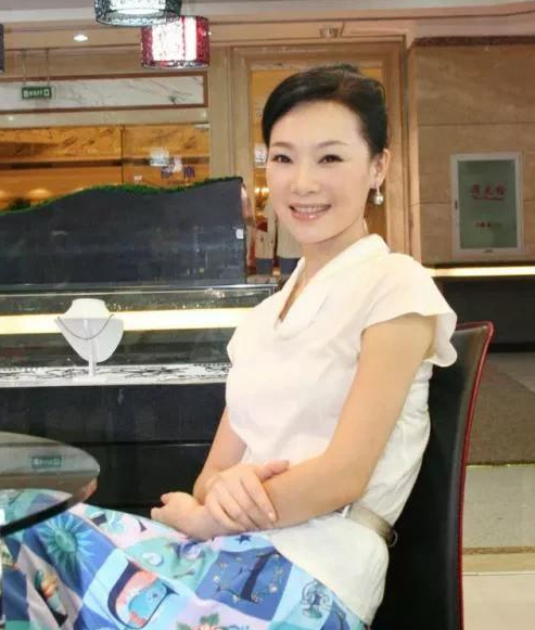 回顾歌唱家吕薇多次登上春晚舞台男友病逝让其心痛仍未婚